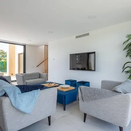Casa Innes: Entire 5 Bed Modern Villa. Pool. Valle Romano Villa *