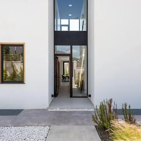 Casa Innes: Entire 5 Bed Modern Villa. Pool. Valle * Estepona