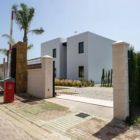 Casa Innes: Entire 5 Bed Modern Villa. Pool. Valle Villa Estepona