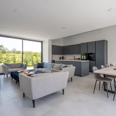 Casa Innes: Entire 5 Bed Modern Villa. Pool. Valle * Estepona