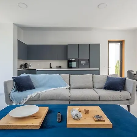 Casa Innes: Entire 5 Bed Modern Villa. Pool. Valle * Estepona