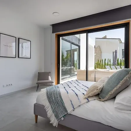 Casa Innes: Entire 5 Bed Modern Villa. Pool. Valle Estepona